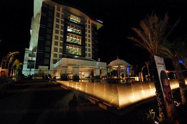 Vista di notte dell'esterno de Le Meridien Coimbatore a Coimbatore in India