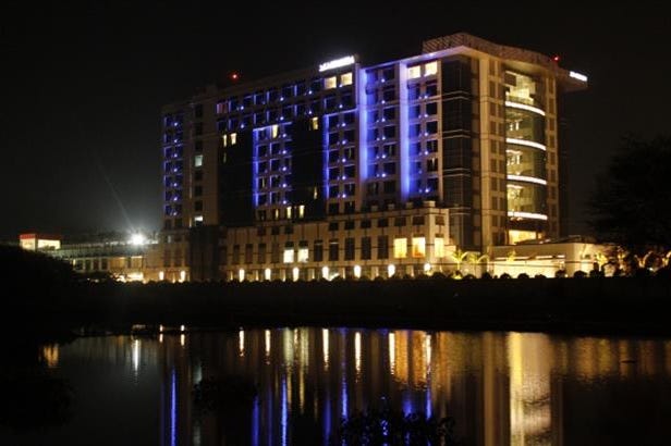 Vista di notte dell'esterno de Le Meridien Coimbatore a Coimbatore in India