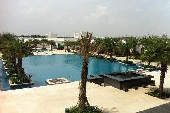 Piscina esterna de Le Meridien Coimbatore a Coimbatore in India