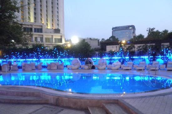 the-royal-plaza-hotel-delhi-piscina