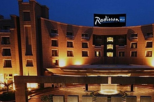 Vista dell'esterno del Radisson Blu Dwarka a Delhi in India