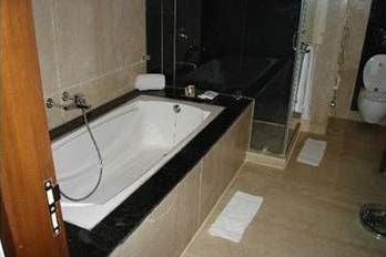 Deep Soaking Bathtub