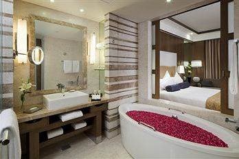 Deep Soaking Bathtub
