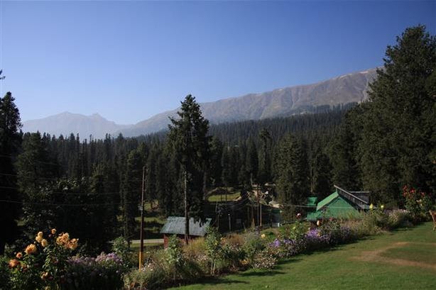 Vista dell'esterno dell'Hotel Highlands Park a Gulmarg in India