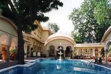 Swimming pool in Alsisar Haveli in Jaipur in India