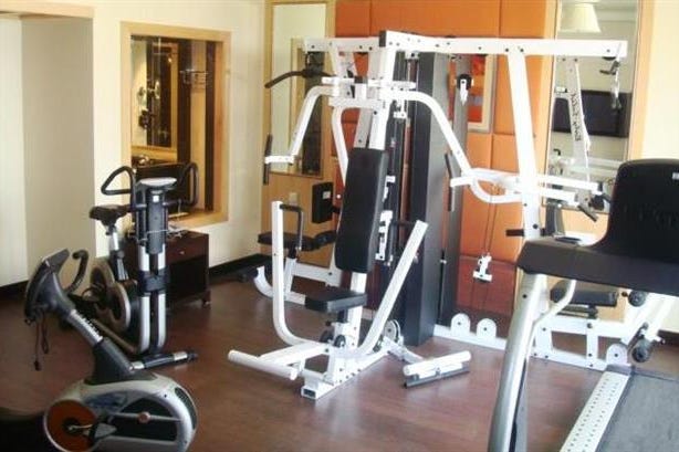 Fitness center of the Golden Tulip Hotel in Jaipur in India