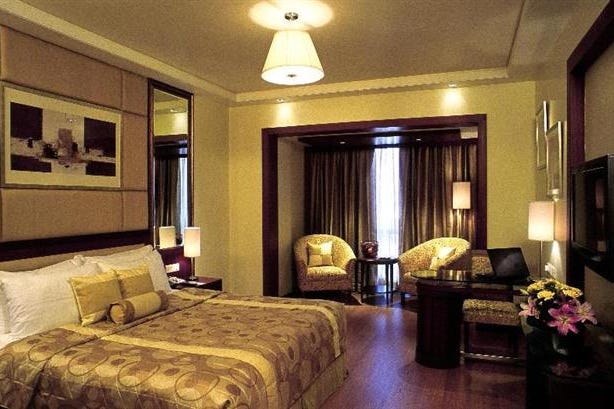 Bedroom of the Golden Tulip Hotel in Jaipur in India