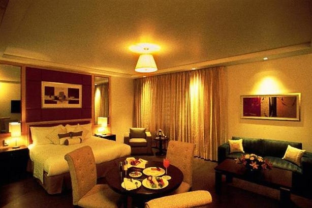 Bedroom of the Golden Tulip Hotel in Jaipur in India