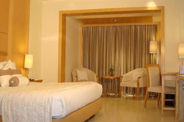 Bedroom of the Golden Tulip Hotel in Jaipur in India