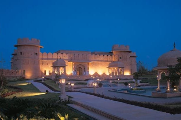 Vista dell'esterno del The Oberoi Rajvilas a Jaipur in India