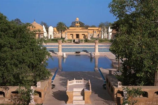 Piscina esterna del The Oberoi Rajvilas a Jaipur in India