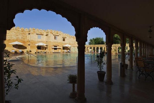 fort-rajwada-jaisalmer-piscina