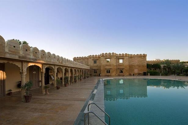 fort-rajwada-jaisalmer-piscina1