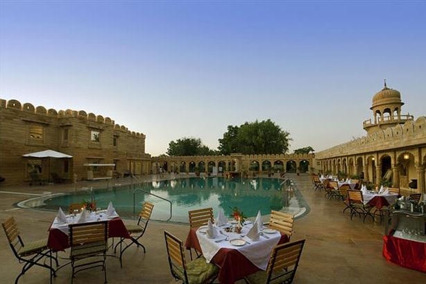 fort-rajwada-jaisalmer-piscina2