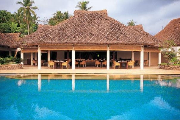 taj-green-cove-resort-kovalam-piscina