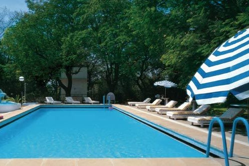 Piscina esterna del The Gateway Hotel a Madurai in India