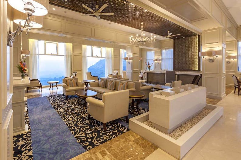 Hall dell'hotel Fragrant Nature a Munnar in India