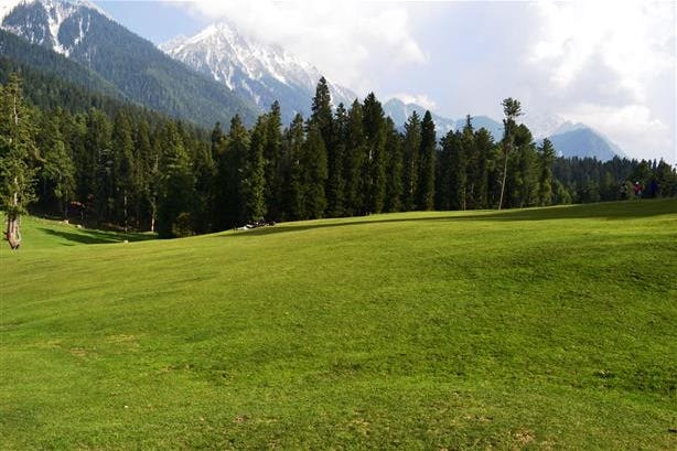 Vista del giardino dell'Hotel Pahalgam in India
