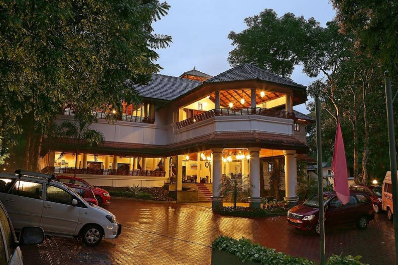 elephant-court-periyar