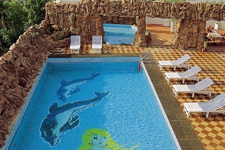 annamalai-international-pondicherry-piscina