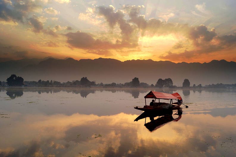 india-srinagar-dal-lake-sunset
