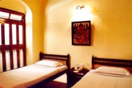 Bedroom of the Indeco Hotel in Swamimalai in India