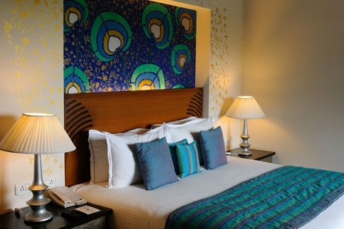 Camera da letto del Ramada Resort Udaipur in India