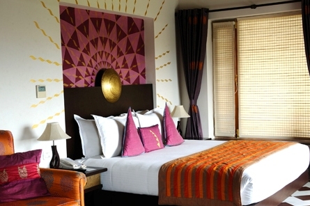 Camera da letto del Ramada Resort Udaipur in India