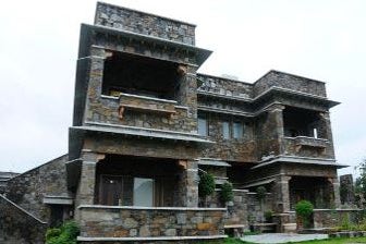 Vista dell'esterno del Ramada Resort Udaipur in India