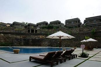 Piscina del Ramada Resort Udaipur in India