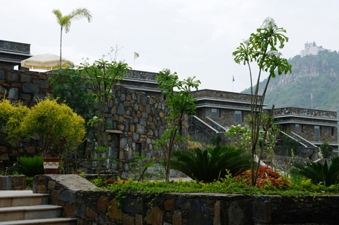 Vista dell'esterno del Ramada Resort Udaipur in India