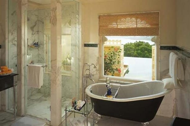 Bagno privato di una camera dell'Oberoi Udaivilas a Udaipur in India