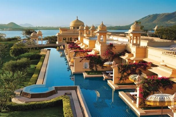 Piscina esterna dell'Oberoi Udaivilas a Udaipur in India
