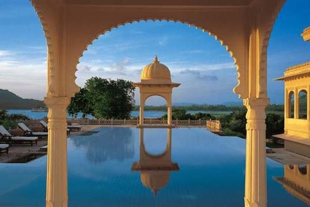 Piscina esterna dell'Oberoi Udaivilas a Udaipur in India