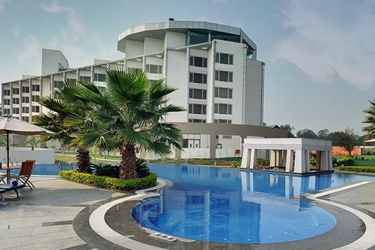 Piscina dell'hotel Ramada Plaza Varanasi in India