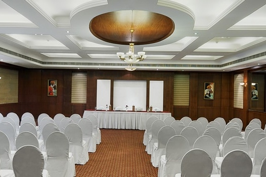 Sala conferenze dell'hotel Ramada Plaza Varanasi in India