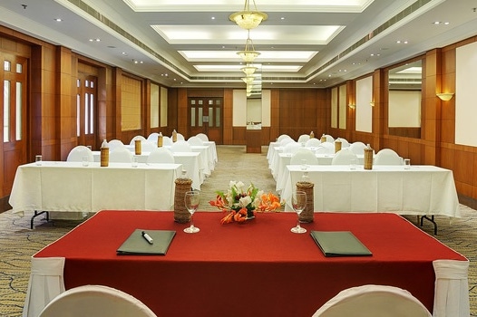 Sala conferenze dell'hotel Ramada Plaza Varanasi in India