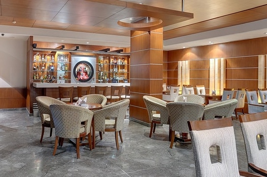 Bar dell'hotel Ramada Plaza Varanasi in India