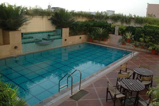radisson-varanasi-piscina