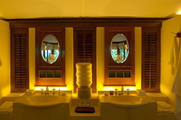 amanwana-resort-moyo-island-camera