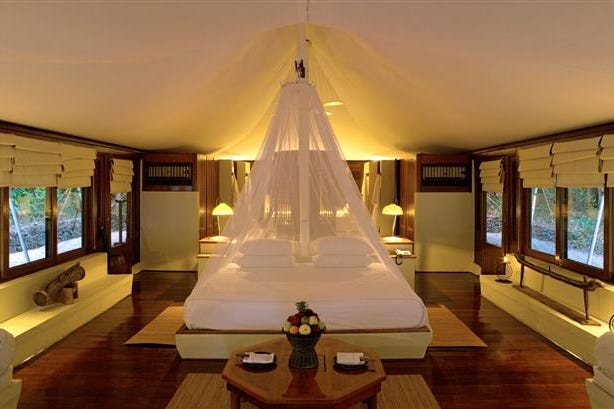 amanwana-resort-moyo-island-camera3