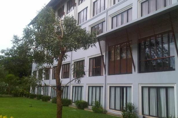 External view of the accomodations of the  Puri Sai Beach Hotel in Labuan Bajo in Indonesia