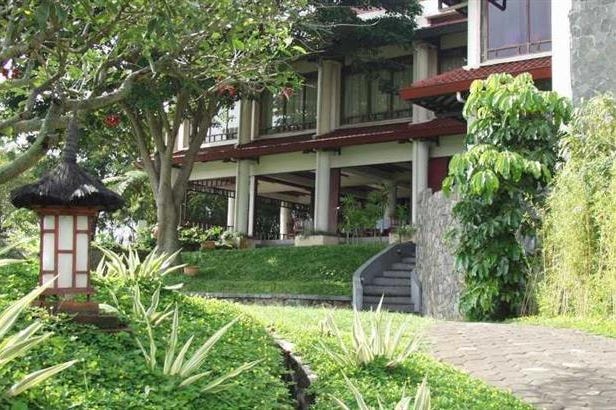 Garden of the Novus Puncak Resort & Spa in Indonesia