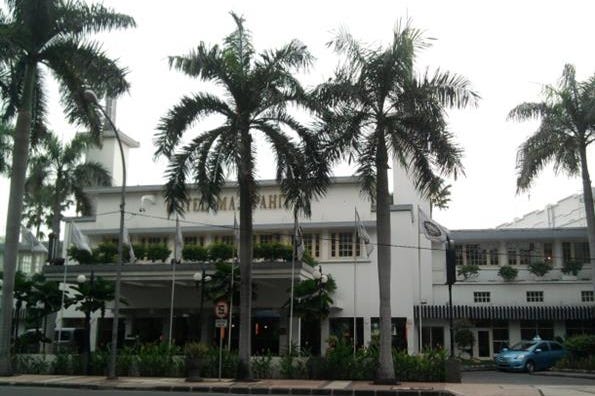 Vista dell'esterno dell'Hotel Majapahit a Surabaya in Indonesia