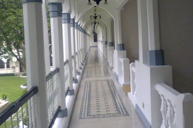 Ballatoio in tipico stile indonesiano dell'Hotel Majapahit a Surabaya