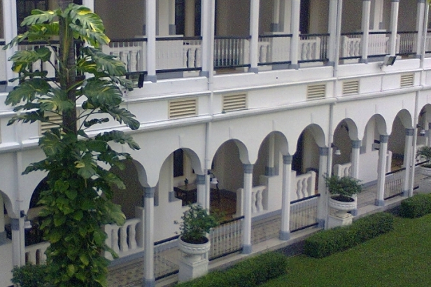 Giardino interno dell'Hotel Majapahit a Surabaya in Indonesia