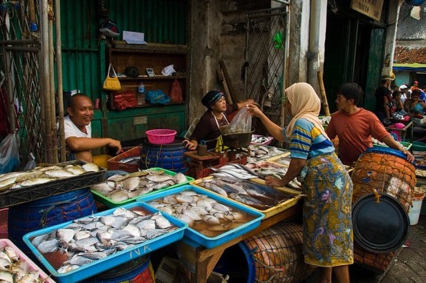 Mercato del pesce a Surabaya in Indonesia