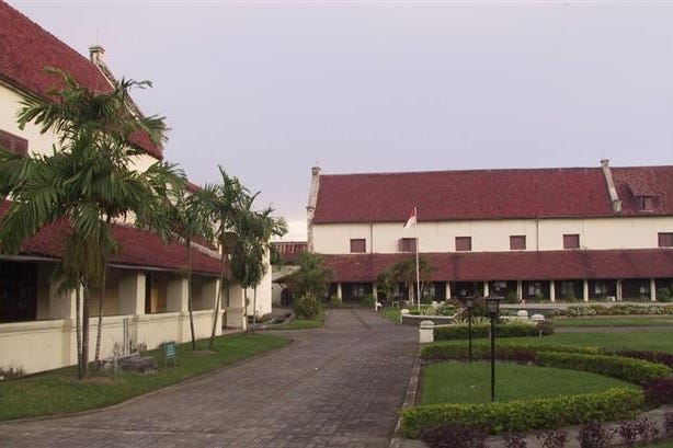 Garden of the Mercure Royal Regency Hotel in Ujung Pandang in Indonesia