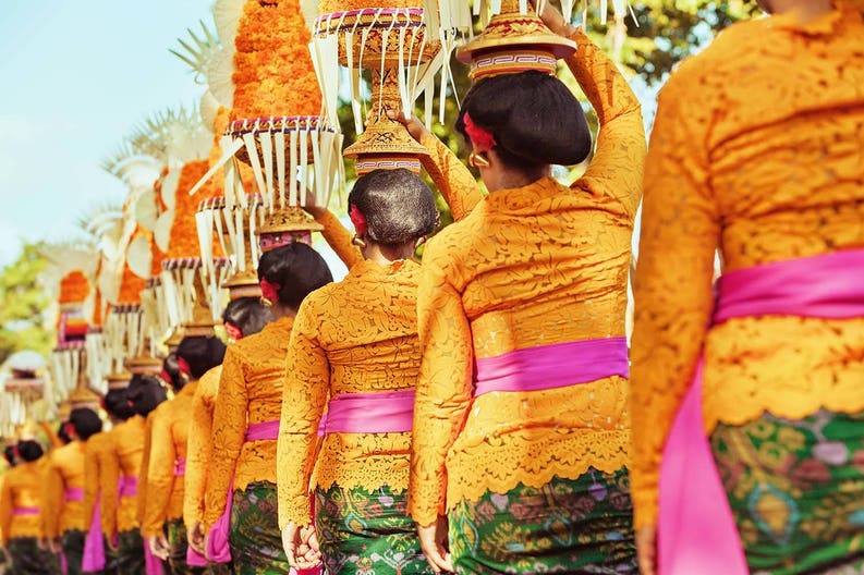 indonesia-bali-girls-procession