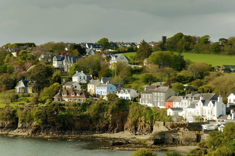 ireland-killarney-seaside-houses
